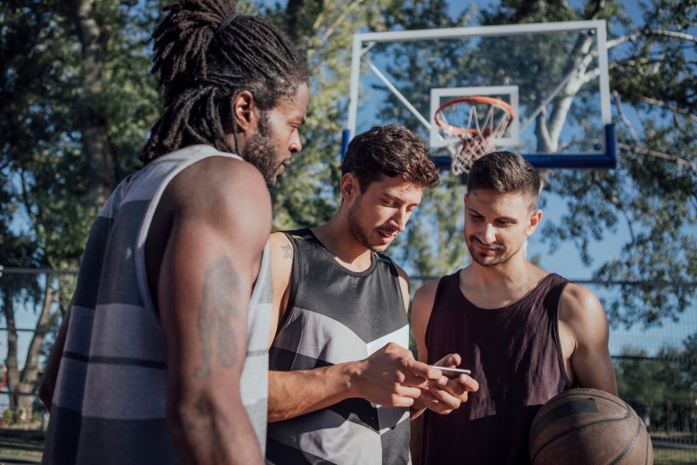 Betriebsausflug Ideen Aktivitäten Männern beim Basketballspiel